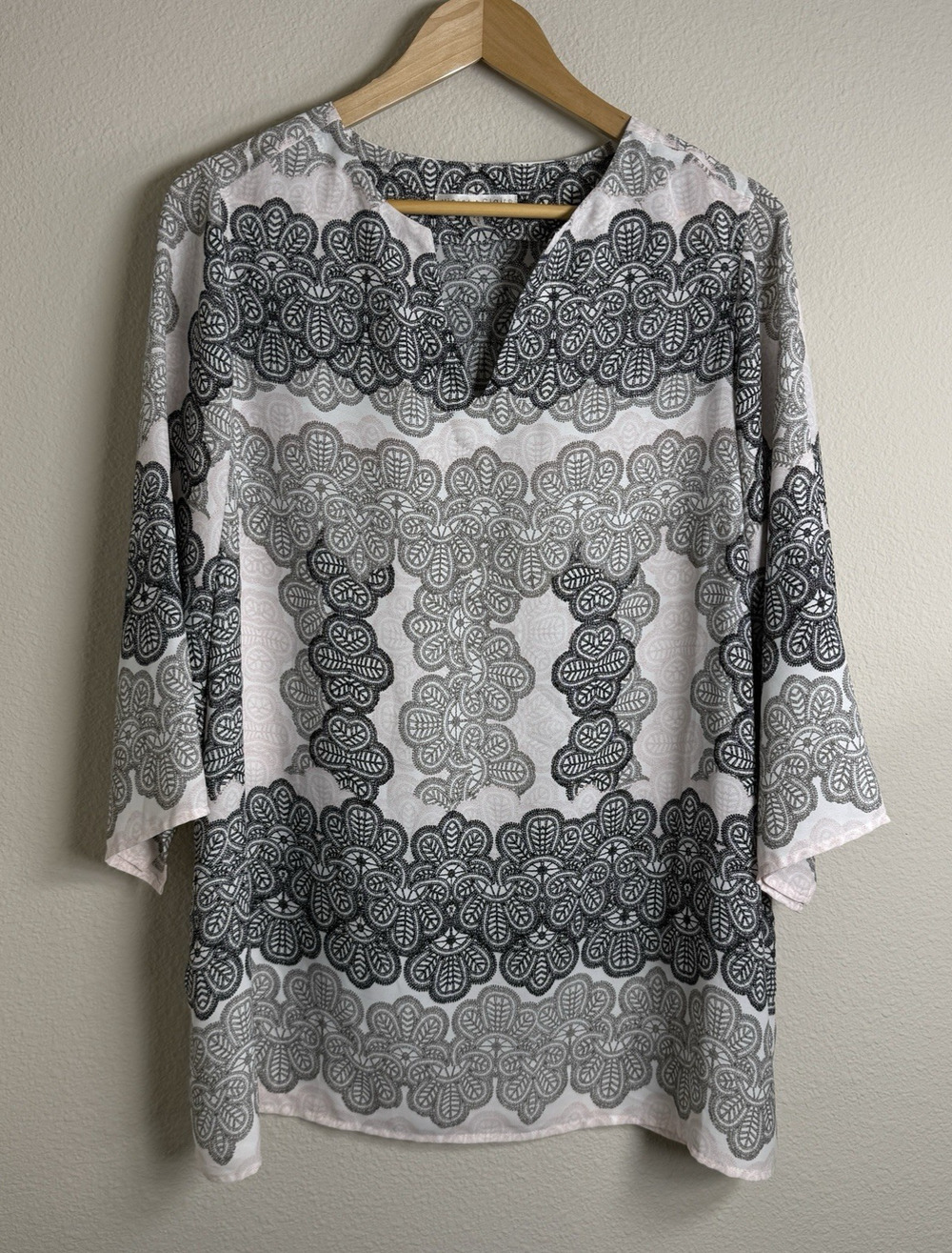 Violet + Claire Women's Blouse 1X Plus Size Gray Medallion V Neck Tunic